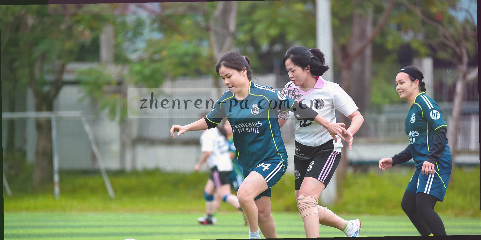 深色背景上横向延伸的时间刻度与光点，末端有琥珀橙高亮节点
