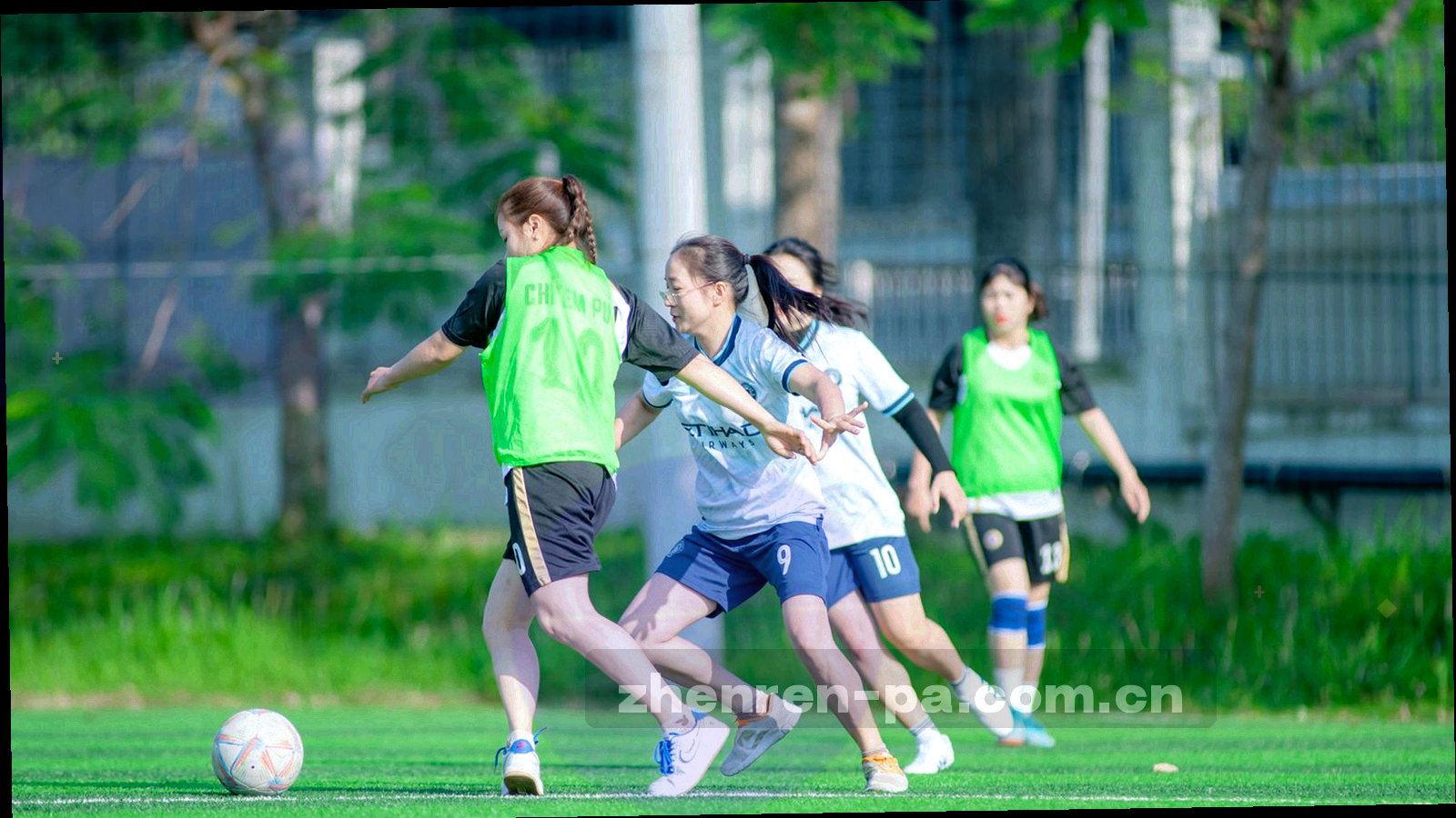 深蓝黑背景上的荧光青网格线与光点，示意夜间控制台界面